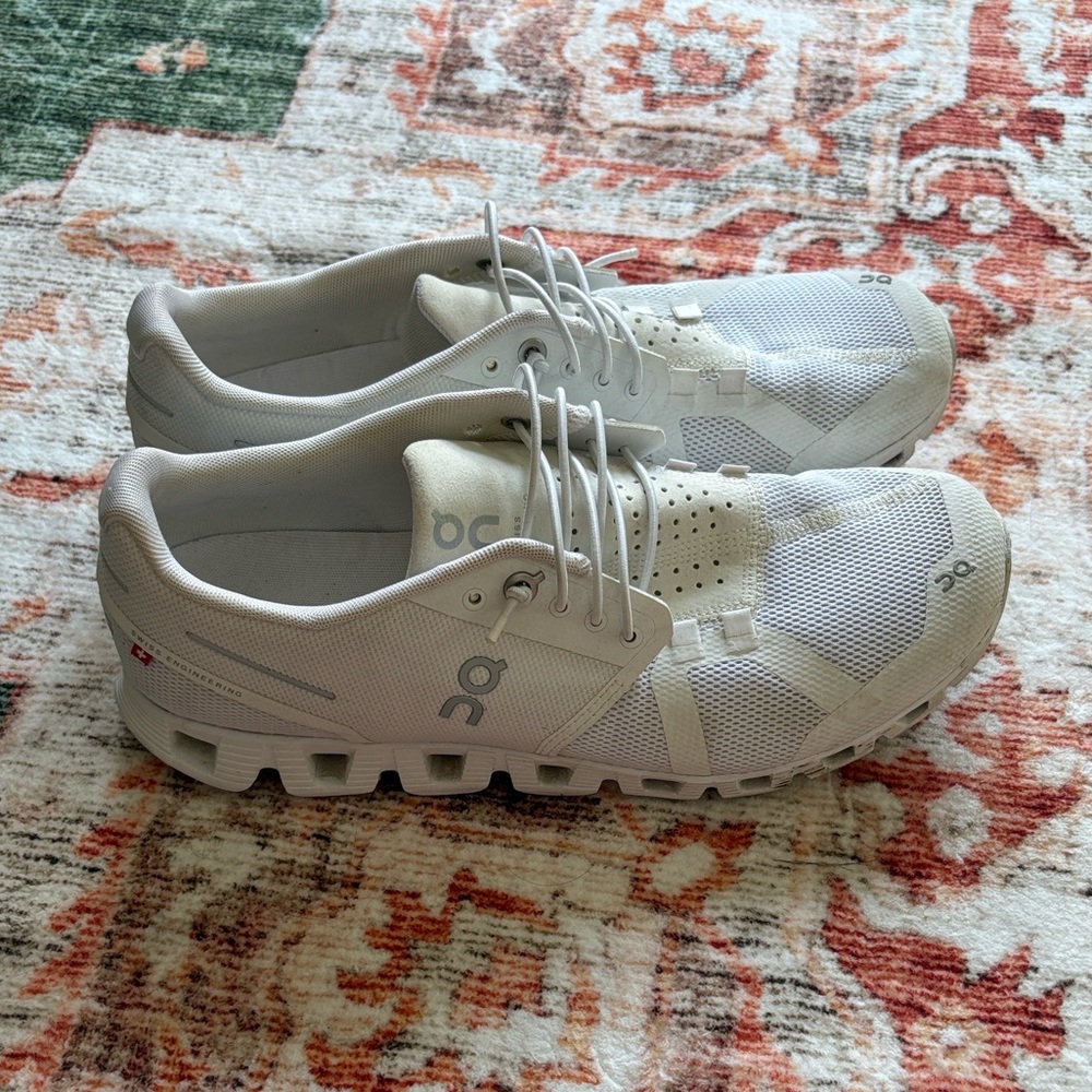 On Cloud Running Women’s Shoes - White size 9.5